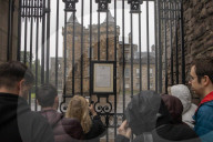ROYALS - Tod von Queen Elizabeth: Todesanzeige am Holyroodhouse in Edinburgh