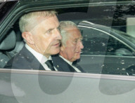 ROYALS - Tod von Queen Elizabeth: König Charles III fährt zum Flughafen Aberdeen