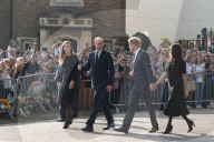 ROYALS - Tod von Queen Elizabeth: Prinz William, Catherine, Prinz Harry und Meghan gemeinsam vor dem Schloss Windsor