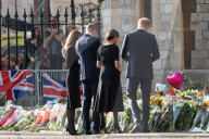 ROYALS - Tod von Queen Elizabeth: Prinz William, Catherine, Prinz Harry und Meghan gemeinsam vor dem Schloss Windsor