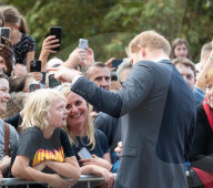 ROYALS - Tod von Queen Elizabeth: Prinz William, Catherine, Prinz Harry und Meghan gemeinsam vor dem Schloss Windsor