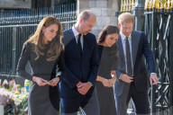 ROYALS - Tod von Queen Elizabeth: Prinz William, Catherine, Prinz Harry und Meghan gemeinsam vor dem Schloss Windsor