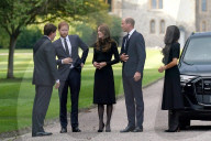 ROYALS - Tod von Queen Elizabeth: Prinz William, Catherine, Prinz Harry und Meghan gemeinsam vor dem Schloss Windsor