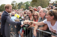 ROYALS - Tod von Queen Elizabeth: Prinz William, Catherine, Prinz Harry und Meghan gemeinsam vor dem Schloss Windsor