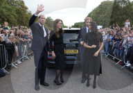 ROYALS - Tod von Queen Elizabeth: Prinz William, Catherine, Prinz Harry und Meghan gemeinsam vor dem Schloss Windsor
