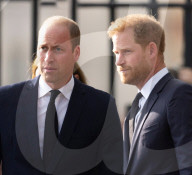 ROYALS - Tod von Queen Elizabeth: Prinz William, Catherine, Prinz Harry und Meghan gemeinsam vor dem Schloss Windsor