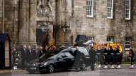 ROYALS - Tod von Queen Elizabeth: Die britische Prinzessin Anne ehrt mit einem Knicks ihre Mutter bei Ankunft des Sargs in Edinburgh