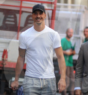 FUSSBALL - Zlatan Ibrahimovic ist unterwegs in Mailand mit einer Kniestütze