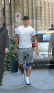 FUSSBALL - Zlatan Ibrahimovic ist unterwegs in Mailand mit einer Kniestütze