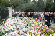 ROYALS - Trauer um die Queen: Ein Meer von Blumensträussen vor Schloss Windsor