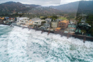FEATURE - Der Tropensturm Kay trifft mit hohen Wellen auf die Häuser der Promis in Malibu
