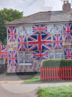 FEATURE - Royals-Superfan Paul Bibby dekoriert sein Haus in Chlemsford mit rund 150 Union Jack Flaggen