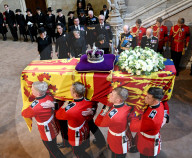 ROYALS - Trauer um die Queen: Die Prozession mit dem Sarg der Königin nach Westminster