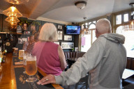 ROYALS - Trauer um die Queen: Menschen schauen sich im Pub die TV Übertragung der Prozession an