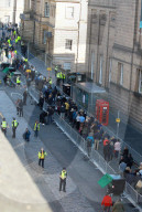 ROYALS - Trauer um die Queen: Schotten stehen am Dienstag Schlange vor der St Giles Cathedral in Edinburgh