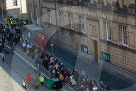 ROYALS - Trauer um die Queen: Schotten stehen am Dienstag Schlange vor der St Giles Cathedral in Edinburgh