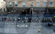 ROYALS - Trauer um die Queen: Schotten stehen am Dienstag Schlange vor der St Giles Cathedral in Edinburgh