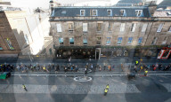 ROYALS - Trauer um die Queen: Schotten stehen am Dienstag Schlange vor der St Giles Cathedral in Edinburgh