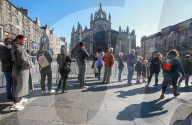 ROYALS - Trauer um die Queen: Schotten stehen am Dienstag Schlange vor der St Giles Cathedral in Edinburgh