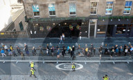 ROYALS - Trauer um die Queen: Schotten stehen am Dienstag Schlange vor der St Giles Cathedral in Edinburgh