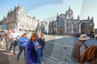 ROYALS - Trauer um die Queen: Schotten stehen am Dienstag Schlange vor der St Giles Cathedral in Edinburgh