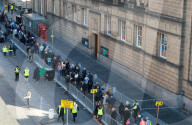 ROYALS - Trauer um die Queen: Schotten stehen am Dienstag Schlange vor der St Giles Cathedral in Edinburgh