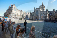ROYALS - Trauer um die Queen: Schotten stehen am Dienstag Schlange vor der St Giles Cathedral in Edinburgh