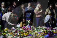 People mourning the death of the Queen