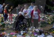 People mourning the death of the Queen
