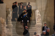 ROYALS - Trauer um die Queen: Enkelkinder der Königin halten Totenwache in der Westminster Hall