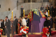 ROYALS - Trauer um die Queen: Enkelkinder der Königin halten Totenwache in der Westminster Hall