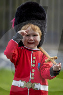 FEATURE - Wachablösung: Der dreijährige Edward Almond liebt die Zeremonie in der britischen Gardeuniform