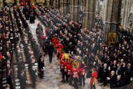 ROYALS - Staatsbegraebnis der Queen: Der Sarg wird zur Westminster Abbey gefahren