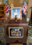 ROYALS - Staatsbegraebnis der Queen: Seniorenheim Bewohner verfolgen die Beerdigung der Queen auf einem Tablet an einem alten Fernseher der für die Krönung der Königin 1953 angeschaft wurde