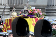 ROYALS - Staatsbegraebnis der Queen: Der Sarg auf dem Weg zum Wellington Arch