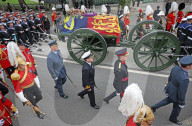 ROYALS - Staatsbegraebnis der Queen: Der Sarg auf dem Weg zum Wellington Arch