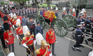 ROYALS - Staatsbegraebnis der Queen: Der Sarg auf dem Weg zum Wellington Arch