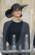 ROYALS - Staatsbegraebnis der Queen: Meghan Markle wischt Tränen weg