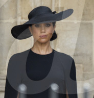ROYALS - Staatsbegraebnis der Queen: Meghan Markle wischt Tränen weg