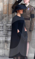 ROYALS - Staatsbegraebnis der Queen: Meghan Markle wischt Tränen weg