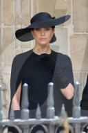 ROYALS - Staatsbegraebnis der Queen: Meghan Markle wischt Tränen weg