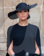 ROYALS - Staatsbegraebnis der Queen: Meghan Markle wischt Tränen weg