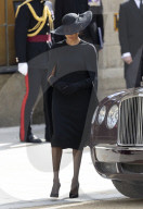 ROYALS - Staatsbegraebnis der Queen: Meghan Markle wischt Tränen weg