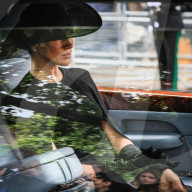 ROYALS - Staatsbegraebnis der Queen: Meghan Markle wischt Tränen weg