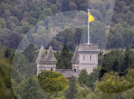 ROYALS - King Charles in Schottland: Der Lion Rampant weht auf Vollmast auf Balmoral 