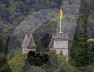 ROYALS - King Charles in Schottland: Der Lion Rampant weht auf Vollmast auf Balmoral 