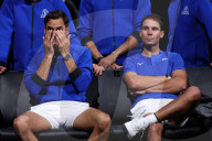 TENNIS - Laver Cup: Roger Federer und Rafael Nadal halten sich an den Händen