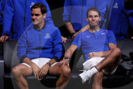 TENNIS - Laver Cup: Roger Federer und Rafael Nadal halten sich an den Händen