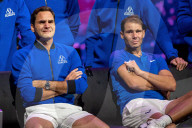 TENNIS - Laver Cup: Roger Federer und Rafael Nadal halten sich an den Händen