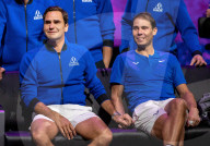 TENNIS - Laver Cup: Roger Federer und Rafael Nadal halten sich an den Händen